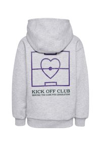 Hoodie gris avec un design de cœur violet et de terrain de soccer au dos. Comprend un texte vert : "KICK OFF CLUB SERVING THE GAME FOR GENERATIONS."