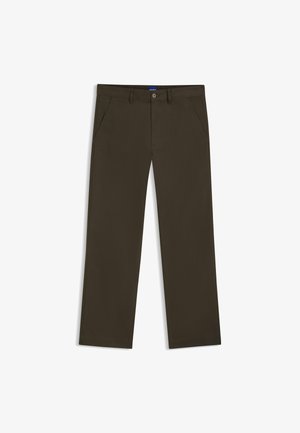 Pantaloni marrone scuro a gamba dritta con passanti per cintura, chiusura frontale con bottone e zip, e tasche laterali inclinate, mostrati su sfondo bianco.