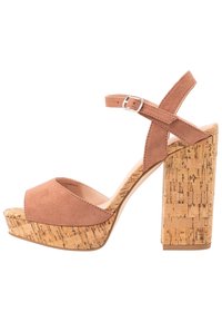 Hnědé semišové platformové sandály s korkovým podpatkem a páskem kolem kotníku se stříbrnou sponou. Otevřená špička pro lepší prodyšnost.