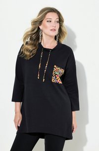 Maglia nera a maniche lunghe con scollo a cowl e tasca con stampa leopardata. Il tessuto è liscio e la vestibilità è rilassata, progettata per il comfort.
