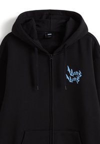 Sudadera negra con cremallera, hecha de una mezcla de algodón y poliéster, con un logotipo gráfico azul en el lado izquierdo del pecho y capucha con cordón y puntas de metal.