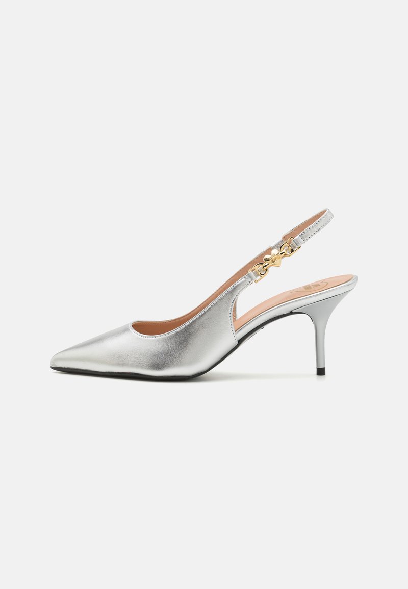 Hopeat slingback-korkokengät, joissa on terävä kärki, metallinen rakenne ja kultainen solki nauhassa. Tyylikäs muotoilu, jossa on supistuva korko.