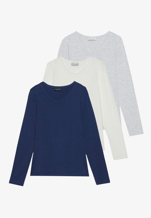 Ensemble de trois chemises à manches longues en bleu marine, blanc et gris clair. Chacune d'elles présente un col rond et une texture de tissu lisse.