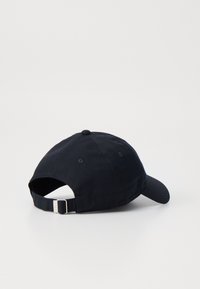 Sort bomuldsbaseballcap med en buet skygge, justerbar rem bagpå og seks ventilationsøjer på toppen.
