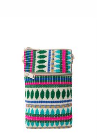 Tkaninová taška s farebnými vzormi v zelených, ružových, modrých a zlatých odtieňoch, so zapínaním na zips a jemnými textúrovanými akcentmi.