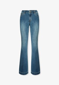 Vaqueros azules de mezclilla corte bootcut con botón frontal, cremallera, trabillas para cinturón y diseño de cinco bolsillos, mostrados extendidos sobre fondo blanco.