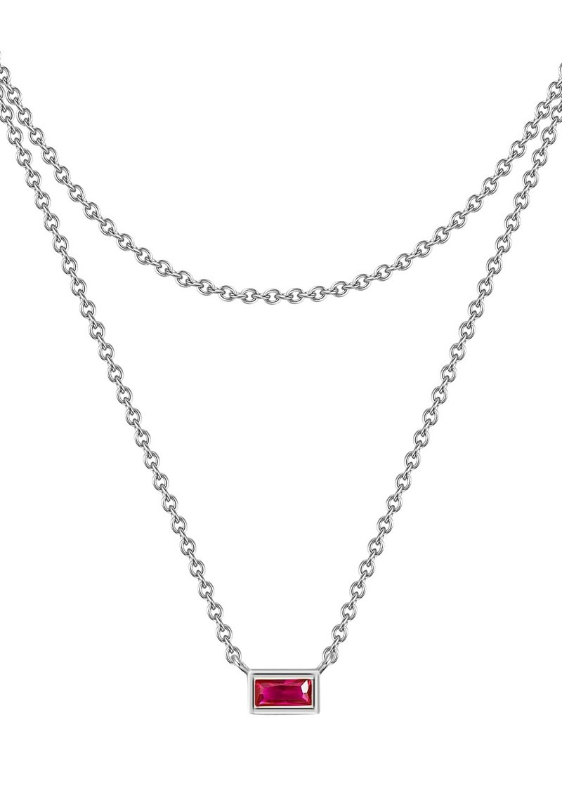 Sølv kedjehalsband med två lager och en rektangulär rubinsten i en metallram, med en slät yta och polerad finish.