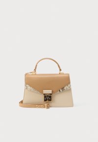 Sac à main structuré beige et fauve avec poignée supérieure, bandoulière réglable, serrure dorée et accent en imprimé peau de serpent sur le rabat avant.
