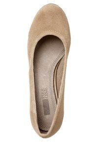 Ballerine beige en daim avec bout arrondi et semelle intérieure rembourrée, vue de dessus sur fond blanc.