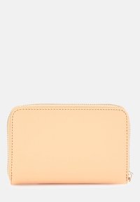 Portefeuille zippé de couleur pêche fabriqué en matériau texturé. Il présente une fermeture éclair lisse et des coins arrondis, offrant un design compact.
