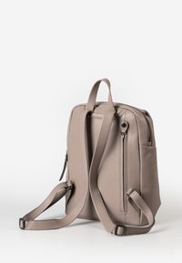 Zaino in pelle grigia con spallacci regolabili, manico superiore e scomparti con cerniera. Presenta una superficie liscia e un design minimalista.