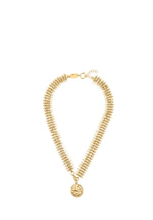 Naszyjnik w złotym odcieniu z dwoma koralikowymi łańcuszkami i teksturowanym, okrągłym wisiorkiem zawieszonym na środku, zapinany na sprężynowe zapięcie.