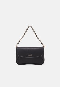 Borsa a tracolla nera in ecopelle con una tracolla in catena dorata, forma rettangolare e pattina curva. Presenta un logo impresso sul davanti.