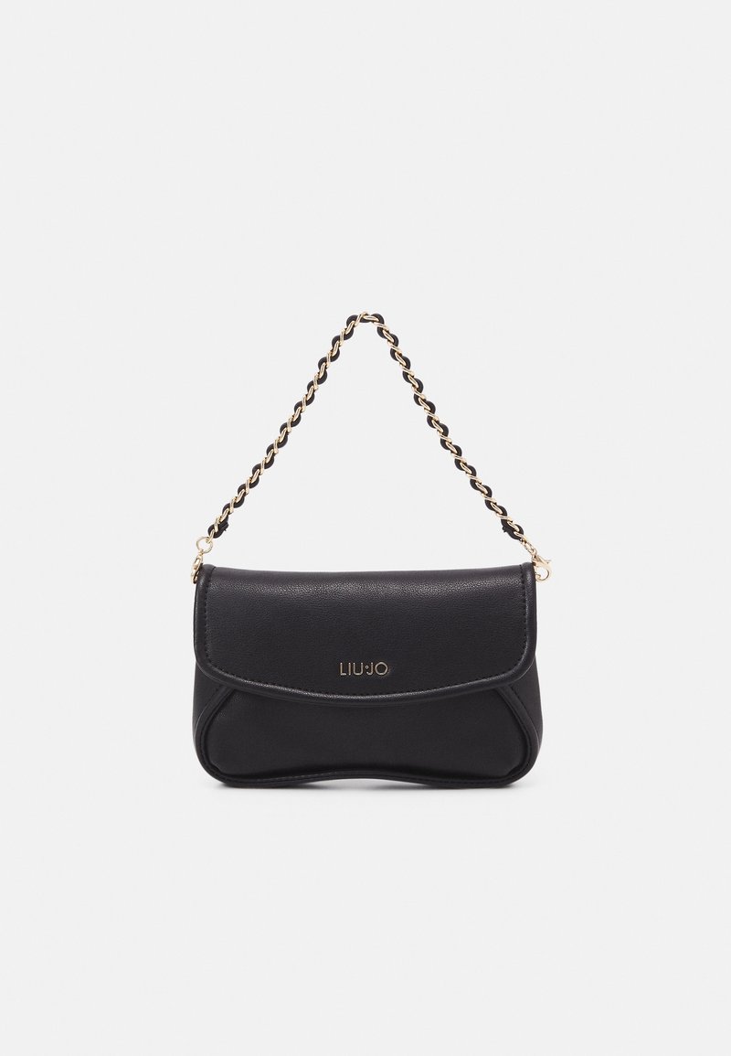 Borsa a tracolla nera in ecopelle con una tracolla in catena dorata, forma rettangolare e pattina curva. Presenta un logo impresso sul davanti.