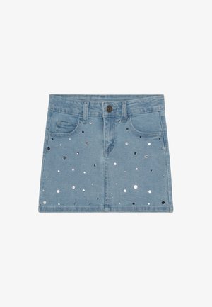 Minifalda de mezclilla azul claro con bolsillos frontales, trabillas para cinturón y decoración con puntos plateados reflectantes dispersos.