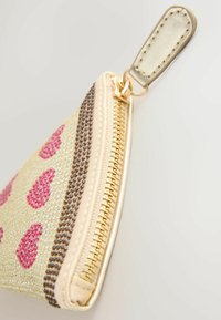 Korálková taštička s kovovým zlatým zipem, má texturovaný povrch s růžovými vzory a béžovou látkovou základnou. Zlaté detaily na zipu.