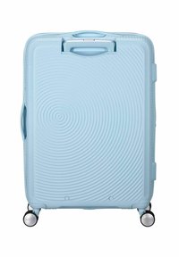 Valigia azzurra chiara con motivo circolare concentrici, superficie liscia, maniglia laterale e quattro ruote multidirezionali per la mobilità.