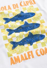 REGULAR FIT - HEAVYWEIGHT SHORT SLEEVE CREW NECK - Trükipildiga T-särk - white amalfi fish graphic
