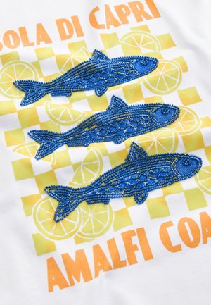 Vit tyg med tre blå pärlfiskar på en gul och grön rutig bakgrund, med orange text som säger "Isola di Capri Amalfi Coast."