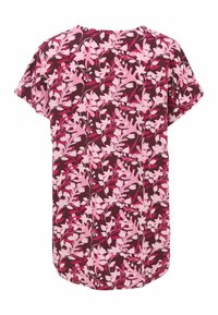 Kortærmet bluse med rund halsudskæring, der har et overalt blomsterprint i nuancer af pink og mørkerød.