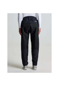 Zwarte waterdichte broek met een relaxte pasvorm, verstelbare tailleband en contrasterende panelen op de onderbenen. Textuurstof met een logo-accent.