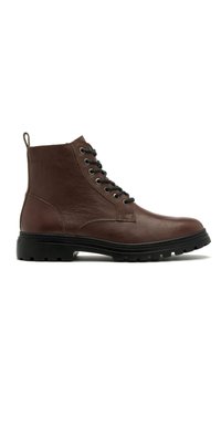 Brązowe skórzane botki za kostkę z sześcioma oczkami, czarną gumową podeszwą, teksturowaną cholewką, pętlą z tyłu oraz wyściełanym kołnierzem dla wygody.