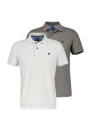 Dwie koszulki polo z krótkim rękawem, jedna biała, druga szara, obie z kołnierzykami, guzikami oraz małym haftowanym logo na lewej piersi.