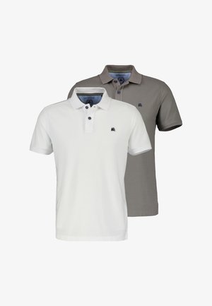 Twee poloshirts met korte mouwen, één wit en één grijs, beide met kraag, knopen en kleine geborduurde logo's op de linkerborst.