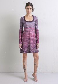 Φόρεμα με μακριά μανίκια σε βαθμιδωτές αποχρώσεις ροζ και μοβ, με λαιμόκοψη scoop, εφαρμοστή κορυφή και φούστα σε φούστα με υφή από παγιέτες σε όλο το μήκος.