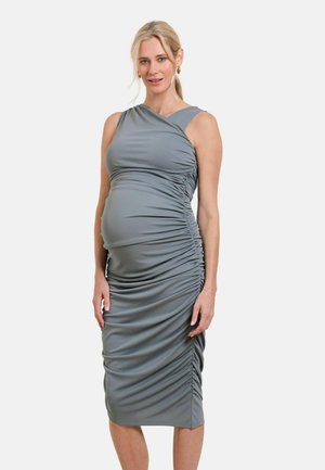 Umstands Kleid aus weichem grauem Stoff mit gerafftem Design, einseitigem Schulterstil und knielanger Länge, bietet dehnbaren Komfort.