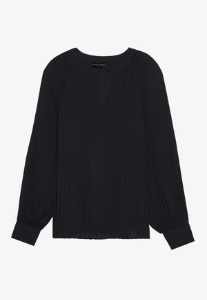 Μαύρο μπλουζάκι με μακριά μανίκια και V λαιμόκοψη, διακοσμημένο με κάθετες πιέτες, μαλακό ύφασμα και εφαρμοστά μανίκια. Απλός σχεδιασμός χωρίς επιπλέον μοτίβα ή διακοσμητικά.