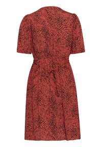 Robe à manches courtes en tissu rouge vif avec un motif à pois noirs, taille cintrée et détail à nouer au dos.