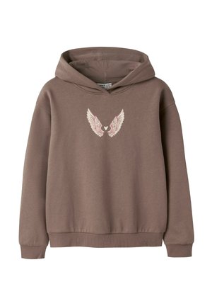 Sweat à capuche marron à manches longues avec des poignets côtelés, présentant des ailes d'ange blanches et roses avec un petit cœur au centre sur la poitrine.