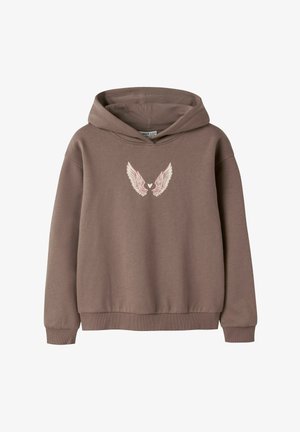 Sweat à capuche marron à manches longues avec des poignets côtelés, présentant des ailes d'ange blanches et roses avec un petit cœur au centre sur la poitrine.