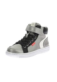 Zapatilla alta con un diseño en gris metálico y negro. Cuenta con una suela blanca, cordones negros y una cinta de Velcro con un acento de logo rojo.