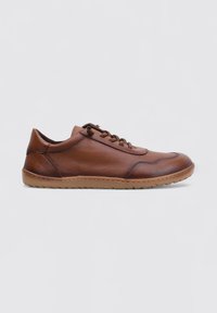 Zapatilla de cuero marrón con punta redonda, superficie texturizada y cordones a juego. Suela de goma flexible, con detalles de costura mínimos en los laterales.