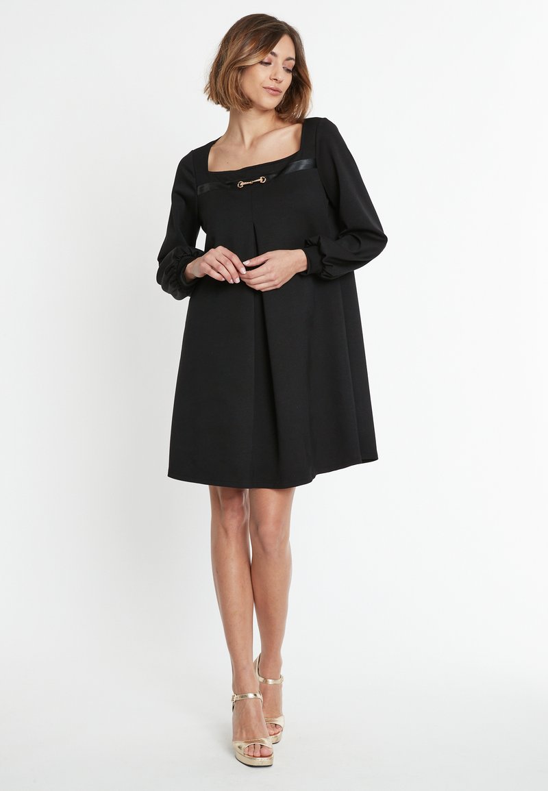 Schwarzes Kleid mit quadratischem Ausschnitt, langen Puffärmeln und einem gefältelten Design. Verfügt über einen goldenen Akzent in der Mitte und eine glatte Textur.