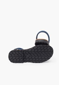Niebieskie sandały z teksturowaną gumową podeszwą, korkową wkładką i tylnym paskiem. Posiadają zaokrąglony czubek i konturowany kształt zapewniający komfort.