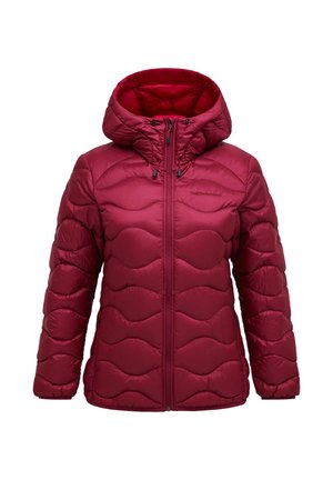Rød polstret jakke med hette, med en bølgete quiltet design, glidelås foran og snorer ved halsen for justering.