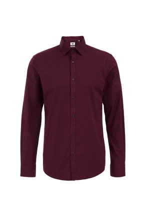 Long-sleeve shirt in burgundy, featuring a button-down collar, black buttons, and a smooth cotton texture. Classic fit and solid color design.