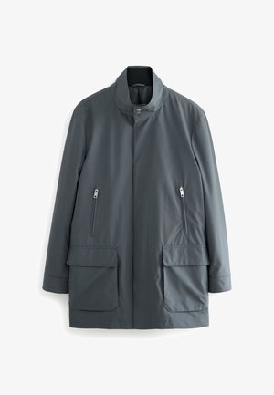 Grå vandtæt jakke med høj krave, to lynlåslommer i siderne og to store lommer foran; glat tekstur og minimalistisk design.