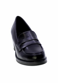 Mocassino in pelle nera con punta arrotondata, dettaglio della fascia superiore e suola a piattaforma bassa. Texture liscia con sottili dettagli di cucitura.