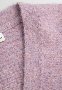 Dzianinowy kardigan w delikatnych fioletowych odcieniach, z prążkowanym kołnierzem, teksturowaną tkaniną oraz widocznymi detalami przeszyć na krawędziach.