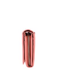Portefeuille en cuir rose debout, montrant une fermeture éclair métallique argentée et plusieurs compartiments à l'intérieur sur fond blanc.