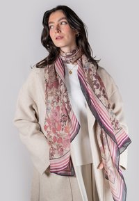 Sciarpa in morbido tessuto con motivo floreale, caratterizzata da tonalità di rosa, crema e sottili righe. Bordata con un trim scuro per contrasto.