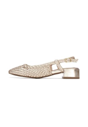 Zapato slingback de oro tejido con punta puntiaguda y tacón cuadrado bajo. Presenta un área abierta cerca del tobillo y una correa decorativa.