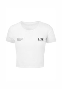 Valkoinen lyhythihainen crop-top t-paita, jossa on pyöreä kaula-aukko. Vasemmalla puolella on teksti "Onni ei tule sattumalta" ja oikealla "ELÄMÄ, JONKA VALITSET".