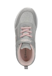 Grauer Sportschuh mit einem glitzernden Obermaterial, rosa Schnürsenkeln und einer gepolsterten Einlegesohle. Verfügt über Branding am Riemen und am Fersenlabel.