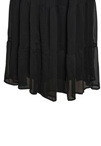 Schwarzer, gestufter Rock mit einer leichten, durchsichtigen Textur. Mit gestickten Nähten und einem fließenden Design, das einen leicht geschwungenen Saum hat.
