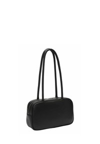 Czarna prostokątna torebka z podwójnymi długimi ramiączkami i zamkiem błyskawicznym na górze na białym tle.